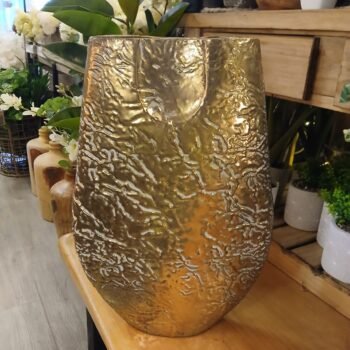 Florero de metal labrado color dorado de 50 cm