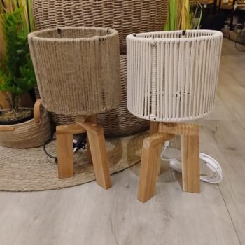 Velador de mesa estilo nordico de madera con pantallas en yute o hilo