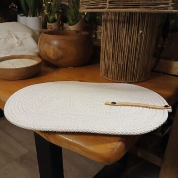 Plato de sitio ovalado de hilo de algodon con aplique en cuero de 38 x 24 cm