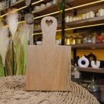 Tablita con mango y corazon calado de 20 x 12 cm