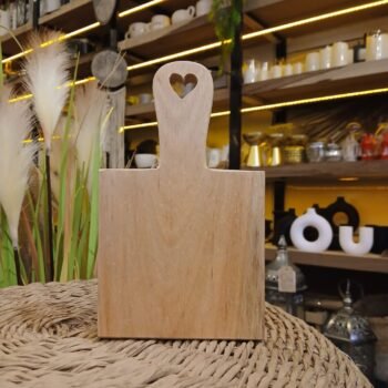 Tablita con mango y corazon calado de 20 x 12 cm