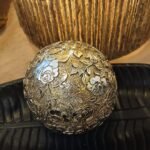 Esfera de resina color plateado texturado floral rosal de 7,5 cm