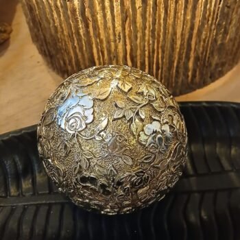 Esfera de resina color plateado texturado floral rosal de 7,5 cm