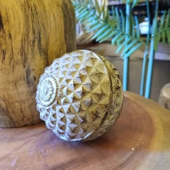 Esfera de resina color blanco texturado estilo tachas de 7,5 cm