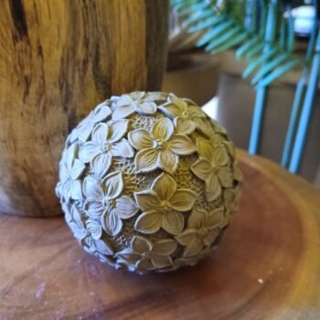 Esfera de resina color gris texturado de flores de 7,5 cm