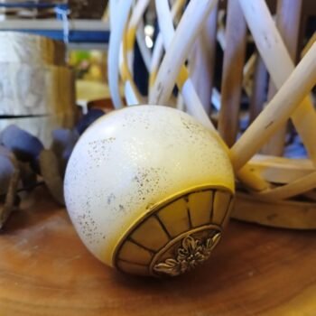 Esfera de resina color blanco y dorado de 7,5 cm