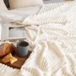 Manta pie de cama polar super soft canelon color crudo de 120 x 150 cm