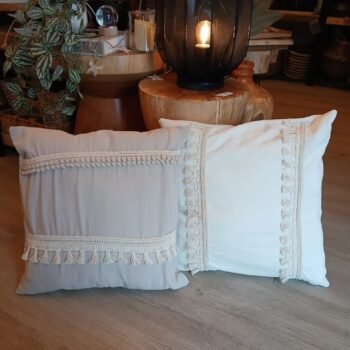 Almohadon boho con puntilla flecos de 40 x 40 cm