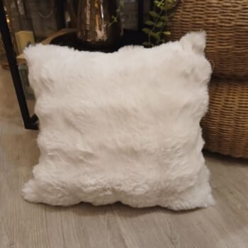 Almohadon pelo corto color crudo extra suave de 50 x 50 cm