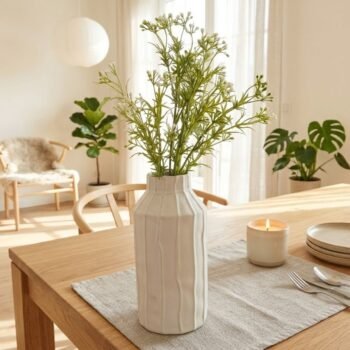 Florero moderno de ceramica blanca con lineas de 9 x 21 cm