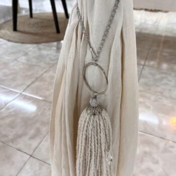Borla sujeta cortina de hilos color crudo con dije colgante de cristal y plata