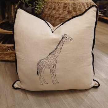 Almohadon Jirafa panama estampado color crudo 60 x 60 cm
