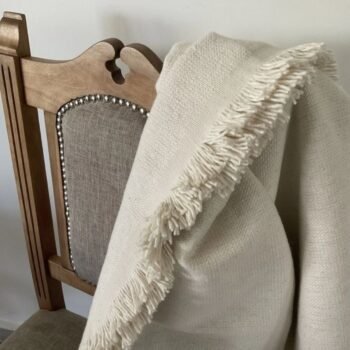 Manta pie de cama tejida en telar de algodon color crudo de 150 x 190 cm