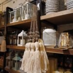 Borla sujeta cortina de hilos color crudo con dijes tipo cristal y plata