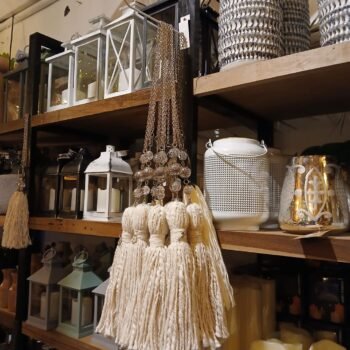 Borla sujeta cortina de hilos color crudo con dijes tipo cristal y plata