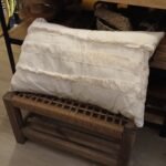 Almohadon Lineal color crudo con puntilla tipo flecos de 40 x 60 cm