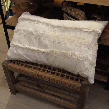Almohadon Lineal color crudo con puntilla tipo flecos de 40 x 60 cm