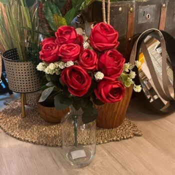 Ramo tupido de rosas rojas artificiales y hojas de 50 cm