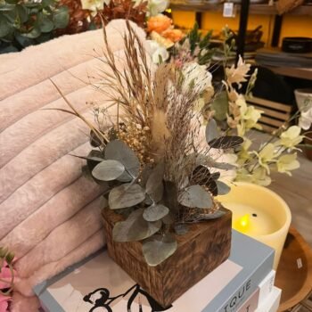 Taco de madera con ramo de flores preservadas