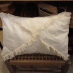Almohadon Cruz color crudo con flecos de 40 x 60 cm