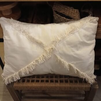 Almohadon Cruz color crudo con flecos de 40 x 60 cm