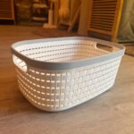 Canasto organizador de pvc blanco con gris 38 x 25 cm