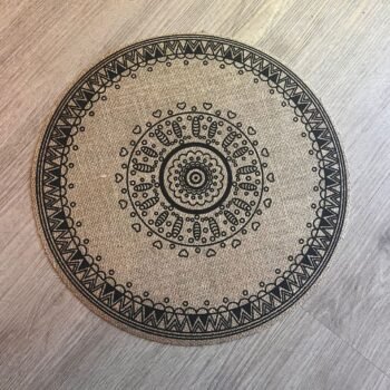 Plato de sitio / individual de arpillera fina estampado negro de 38cm