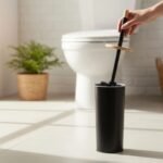 Escobilla de baño de metal blanco o negro con bambu