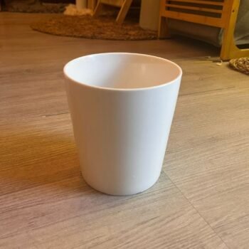 Porta maceta de ceramica blanco tamaño mediano de 14 cm