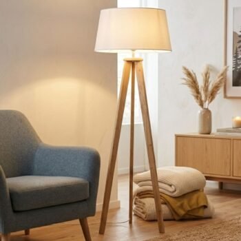 Lampara de pie modelo Zuri tripode de madera paraiso y pantalla blanca 155 cm