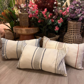 Almohadon bordado varios colores 60 x 35 cm