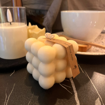 Vela aromatica de cera de soja con diseño burbujas de coco vainilla