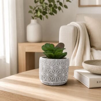 Maceta de cemento labrada con planta artificial de 11 x 7 cm