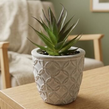 Maceta de cemento labrada con planta artificial de 12 x 7 cm