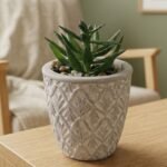 Maceta de cemento labrada con planta artificial de 10 x 7 cm