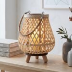 Fanal posa vela de rattan con patas de madera de 20 x 25 cm
