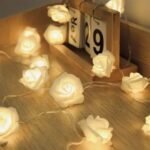 Guirnalda de flores blancas de goma eva con luz led calida x 2 mts a pilas