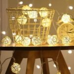 Guirnalda de esferas nido de hilo blanco con luz led calida x 2 mts a pilas