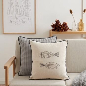 Almohadon Peces color crudo y ribete azul de 60 x 60 cm