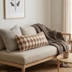 Almohadon estampado rombos color chocolate de 70 x 35 cm