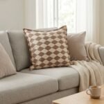 Almohadon tusor estampado rombos chocolate de 60 x 60 cm