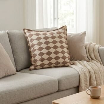 Almohadon tusor estampado rombos chocolate de 60 x 60 cm