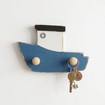 Adorno portallaves de madera pintada blanca y azul con forma de barco