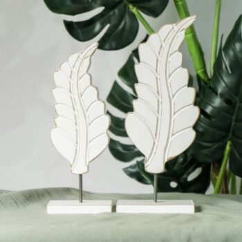 Set de 2 adornos de madera pintada blanca con forma de hoja