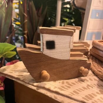 Adorno portallaves de madera pintada blanca con forma de barco