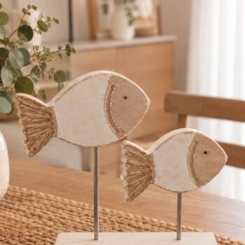Adorno de madera pintada blanca con forma de peces
